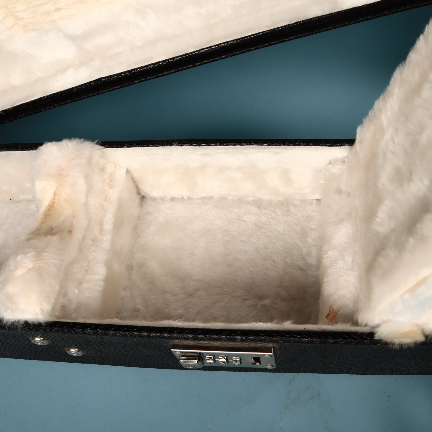 Gibson Made in Canada white plush-lined Les Paul shape electric guitar hard case