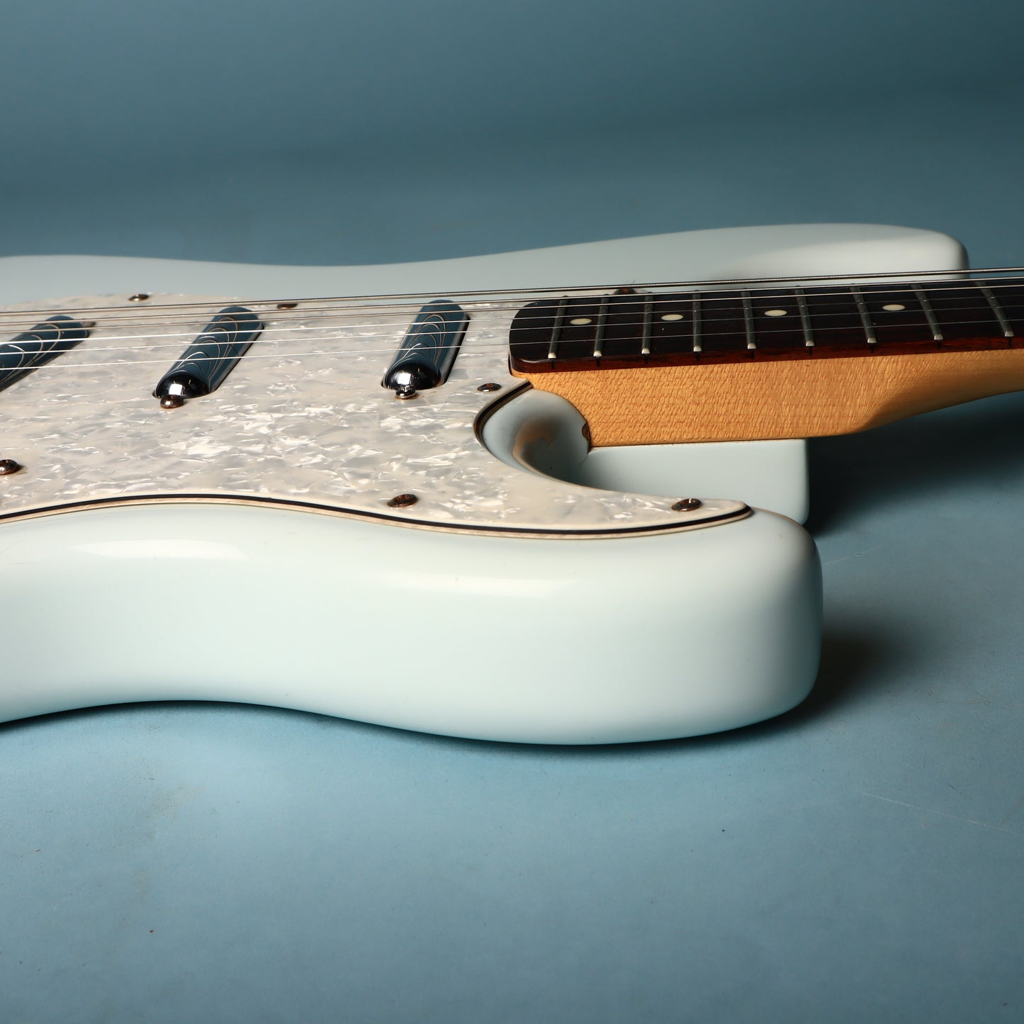 Squier Vintage Modified Surf Stratocaster Sonic Blue Rosewood Guitar Lipstick