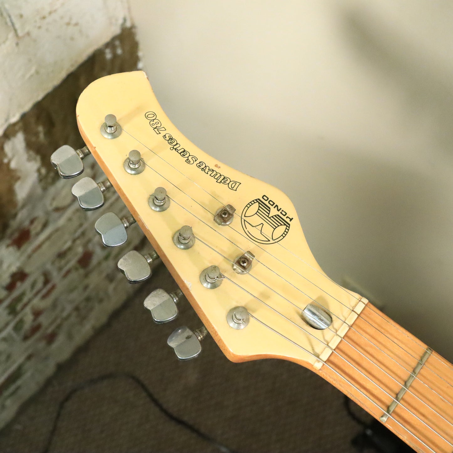 Hondo Deluxe Series 780 Explorer White Electric Guitar
