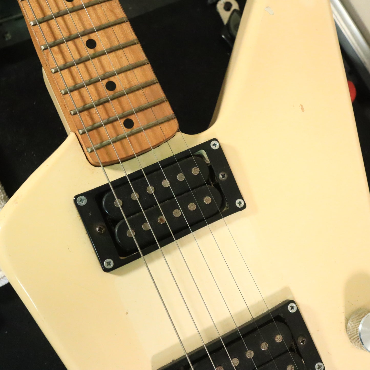 Hondo Deluxe Series 780 Explorer White Electric Guitar