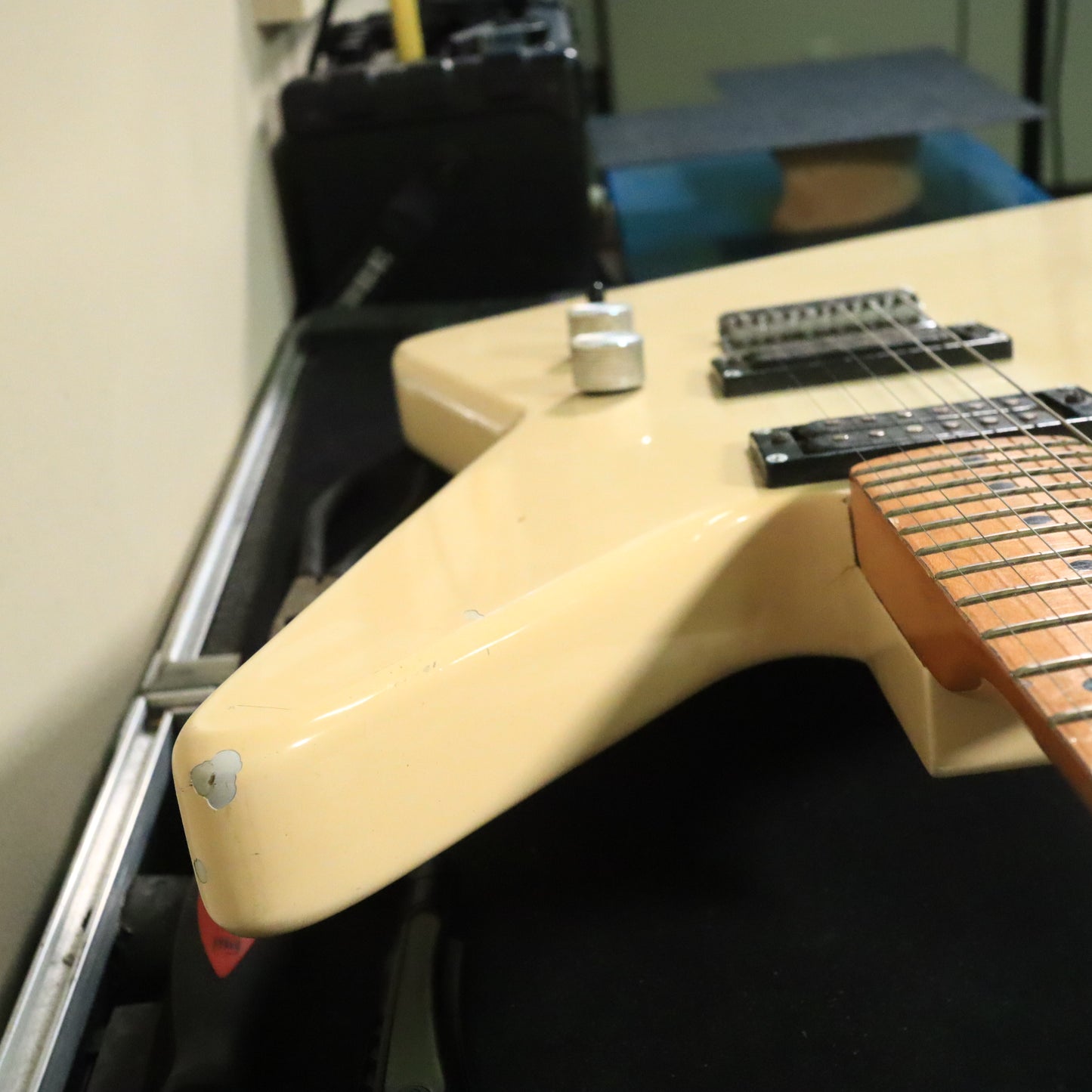 Hondo Deluxe Series 780 Explorer White Electric Guitar