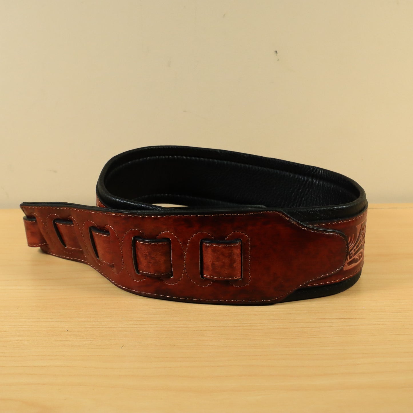 Walker and Williams WWG-106 Wine Red Leather Guitar Strap