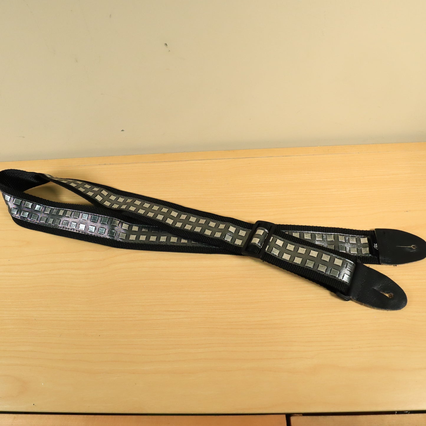 LM Studded Guitar Strap Black
