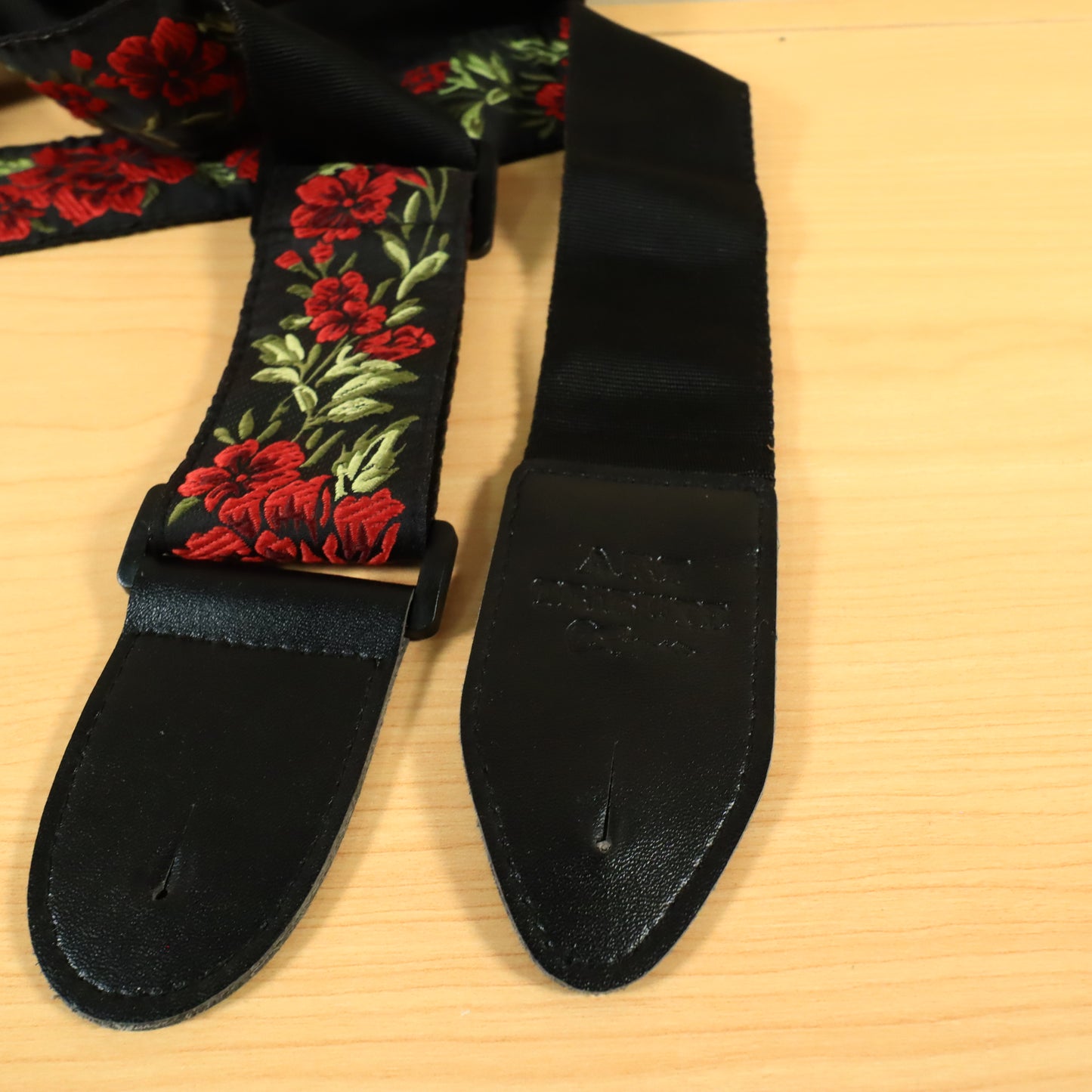 Art Tribute Floral Guitar Strap (Black/Red)