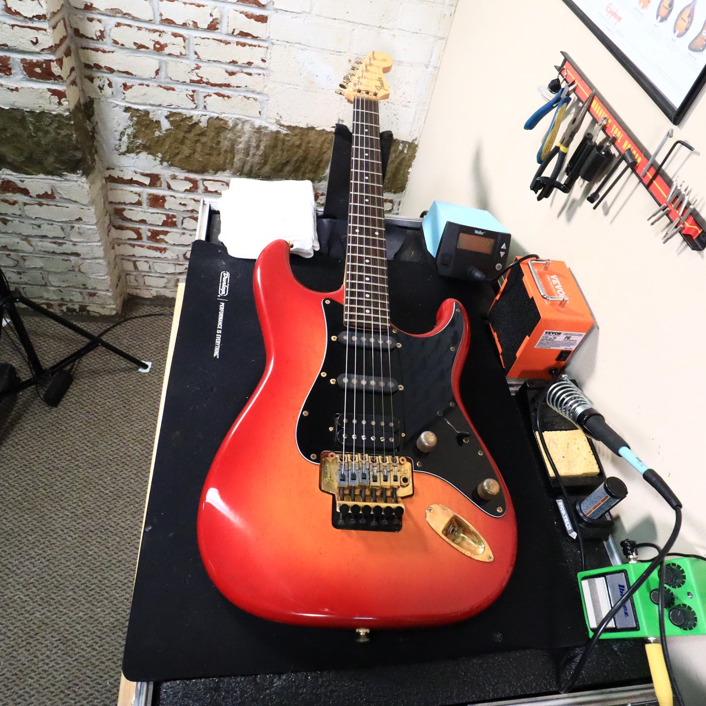 Fender Stratocaster Str-75r Electric Guitar Made in Japan Gold Floyd