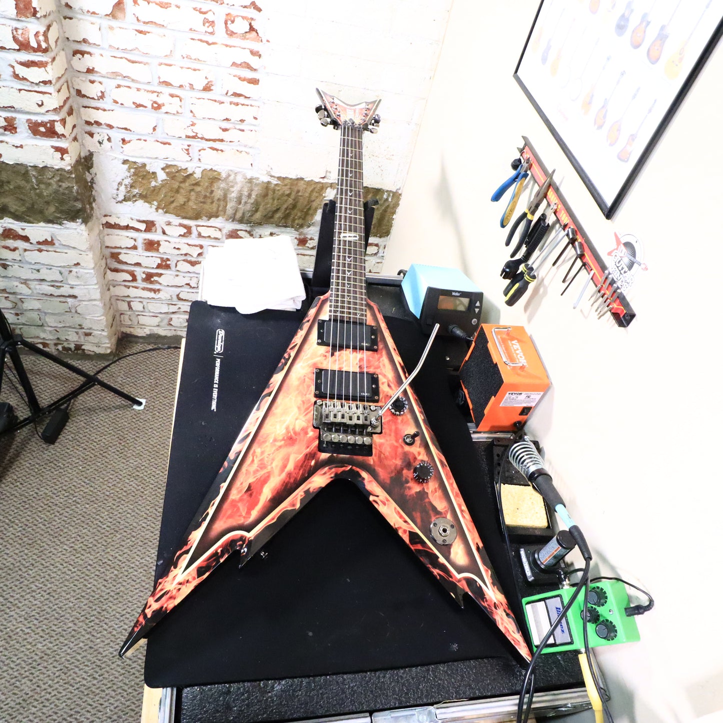 2007 Dean Dimebag Razorback V255 Explosion Guitar