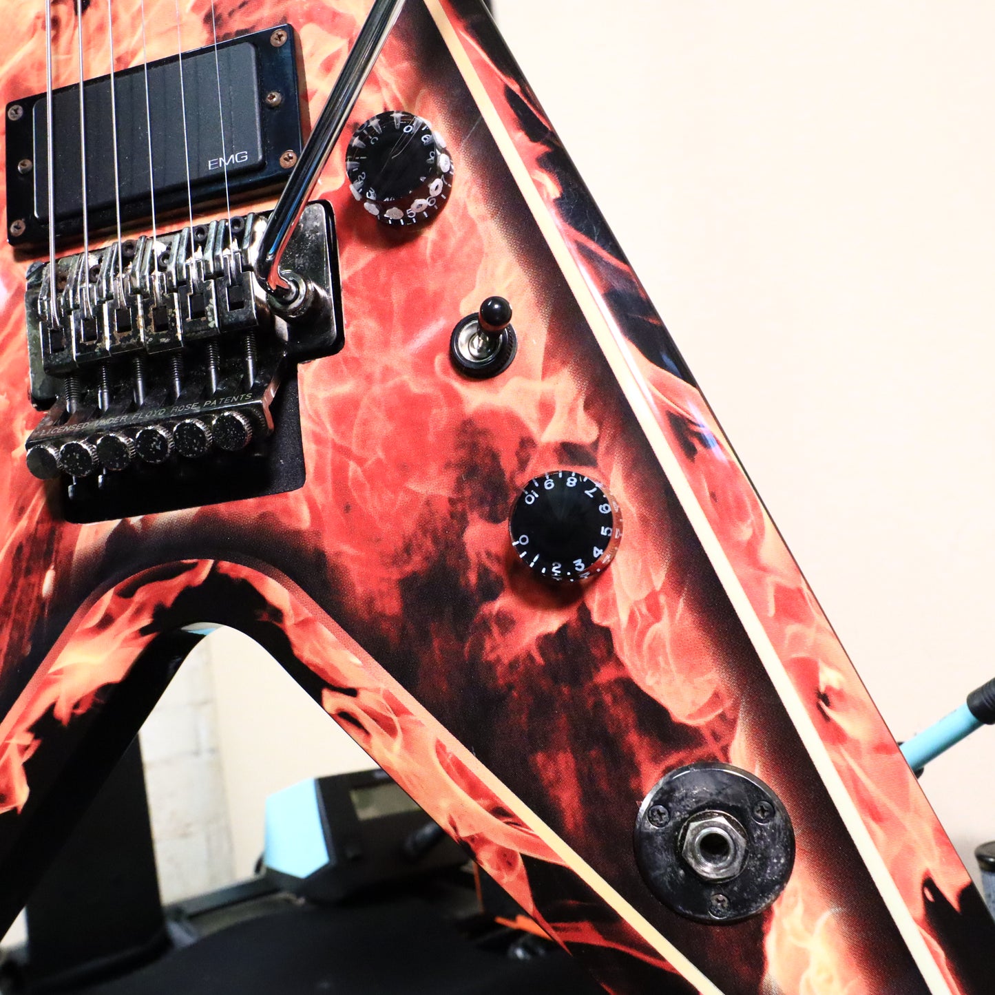 2007 Dean Dimebag Razorback V255 Explosion Guitar