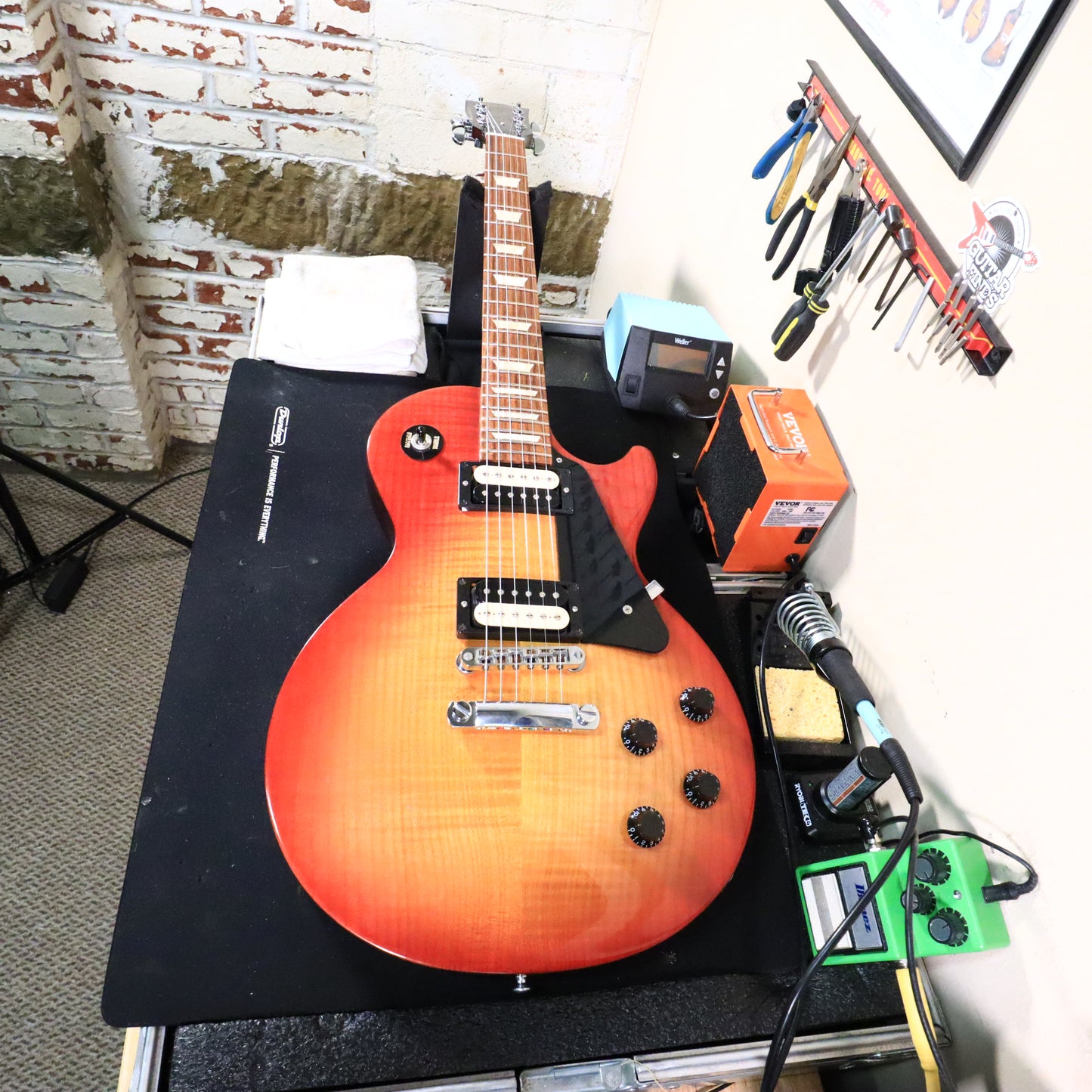 2013 Gibson Made in USA Les Paul Studio Deluxe II Cherry Burst Electric Guitar