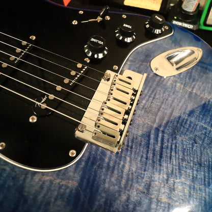 Fender American Ultra Stratocaster HSS w/Ebony Fretboard Denim Burst Blue