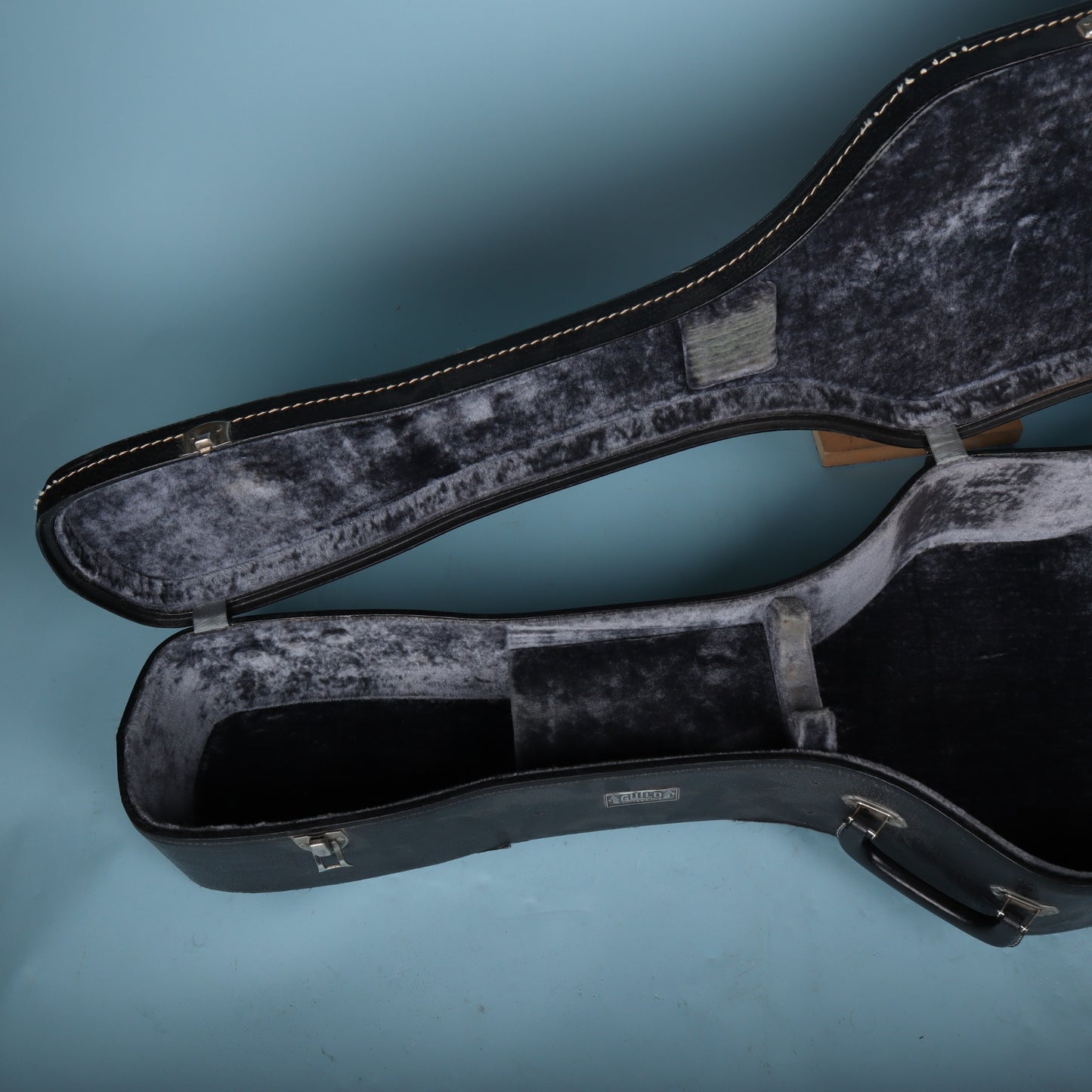Vintage Guild Acoustic Guitar Hard Case Black Tolex Plush Interior Latches