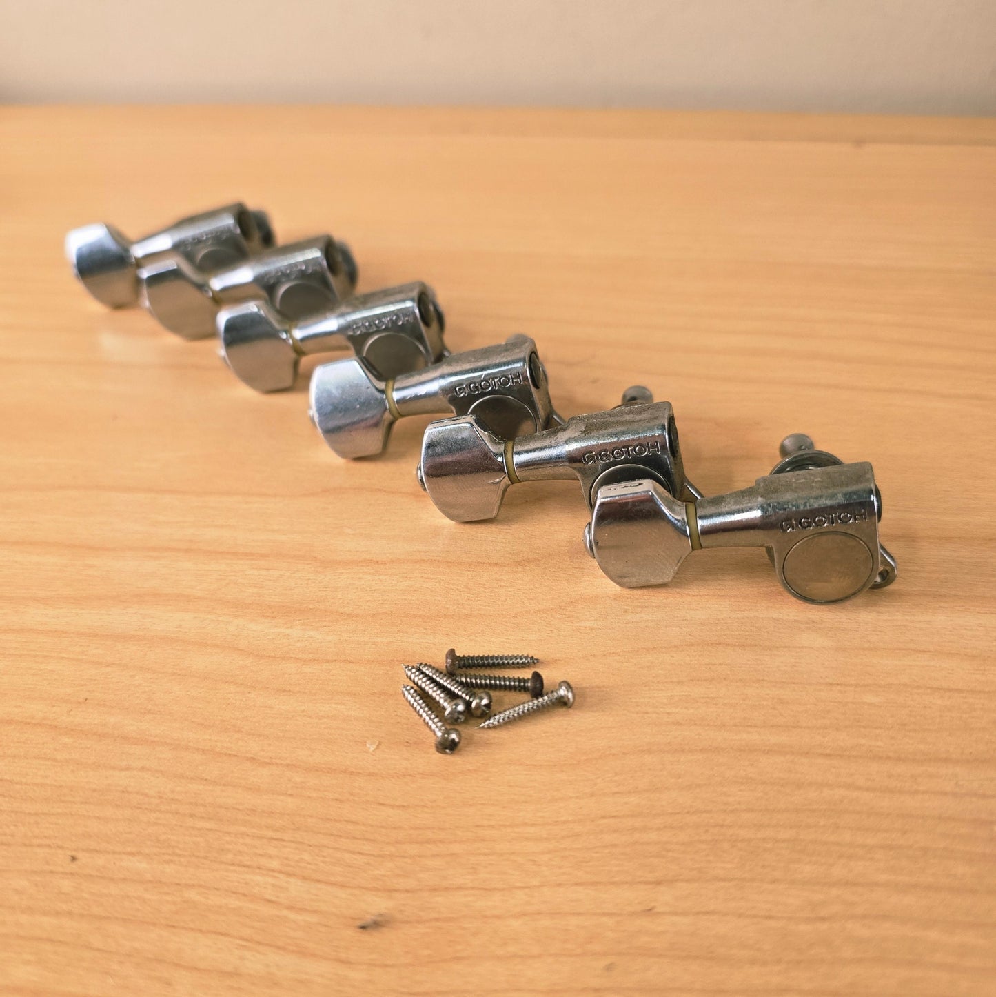 , preview full size image Vintage 1980's Gotoh / Fender 6 In Line Guitar Tuners Single Screw Type