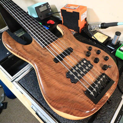 Carvin LB76 6-String Fretless Active Bass Guitar Figured Walnut Top Piezo