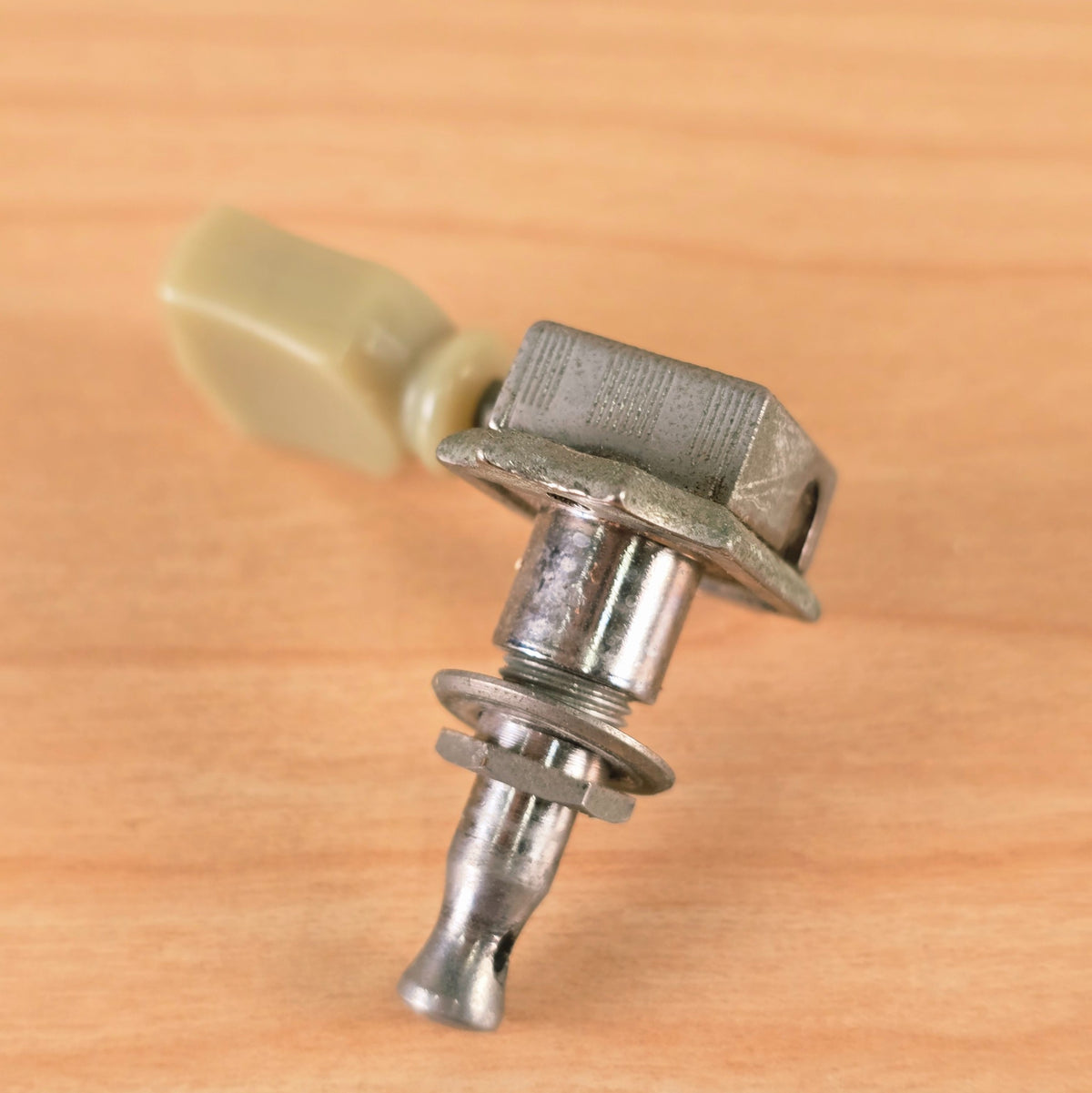 Side profile of the Gibson Deluxe tuner string post with threaded collar and washer.