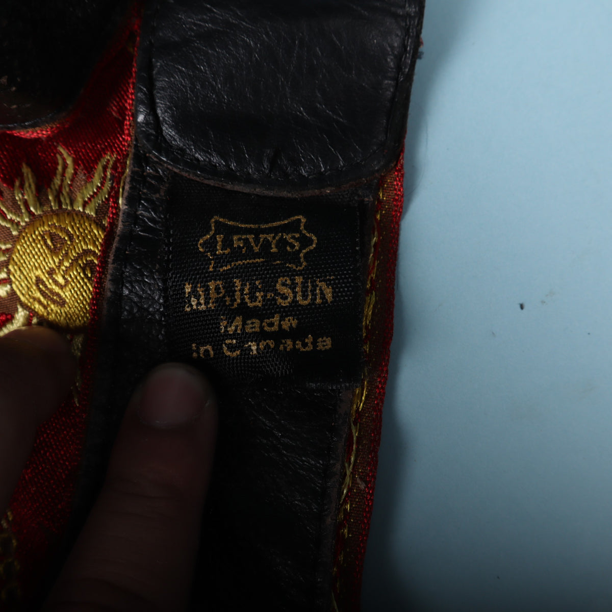 Woven tag reading Levy's MPJG-SUN Made in Canada on the back of the end tab