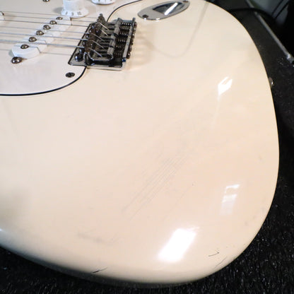 Close-up of body finish showing light surface scratches on lower bout
