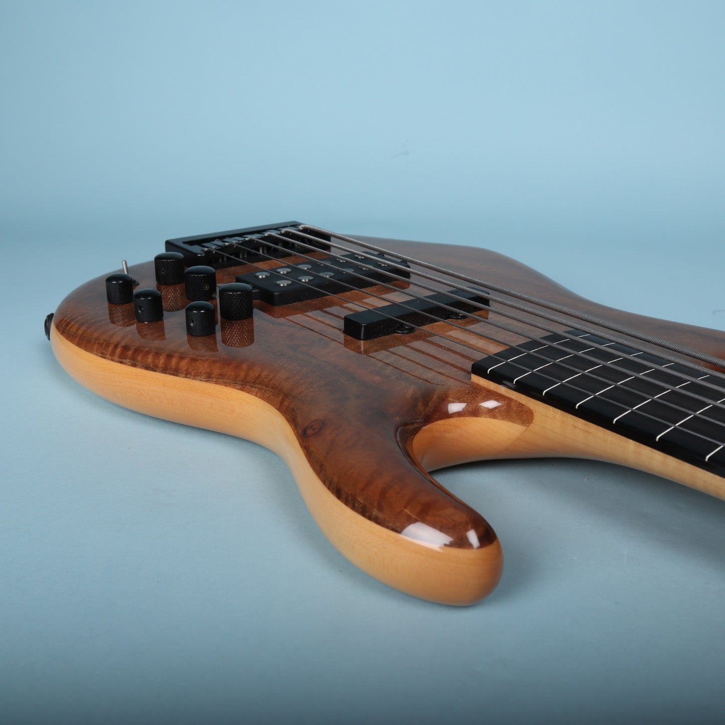 Carvin LB76 6-String Fretless Active Bass Guitar Figured Walnut Top Piezo