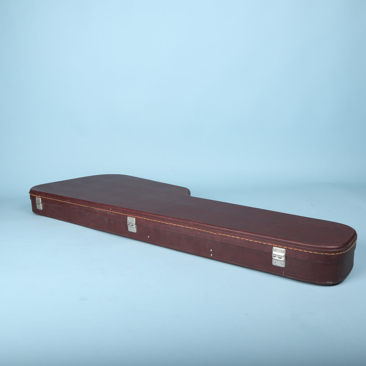 Hinge side view of the Ibanez AH-10 guitar case showing the metal hinges.