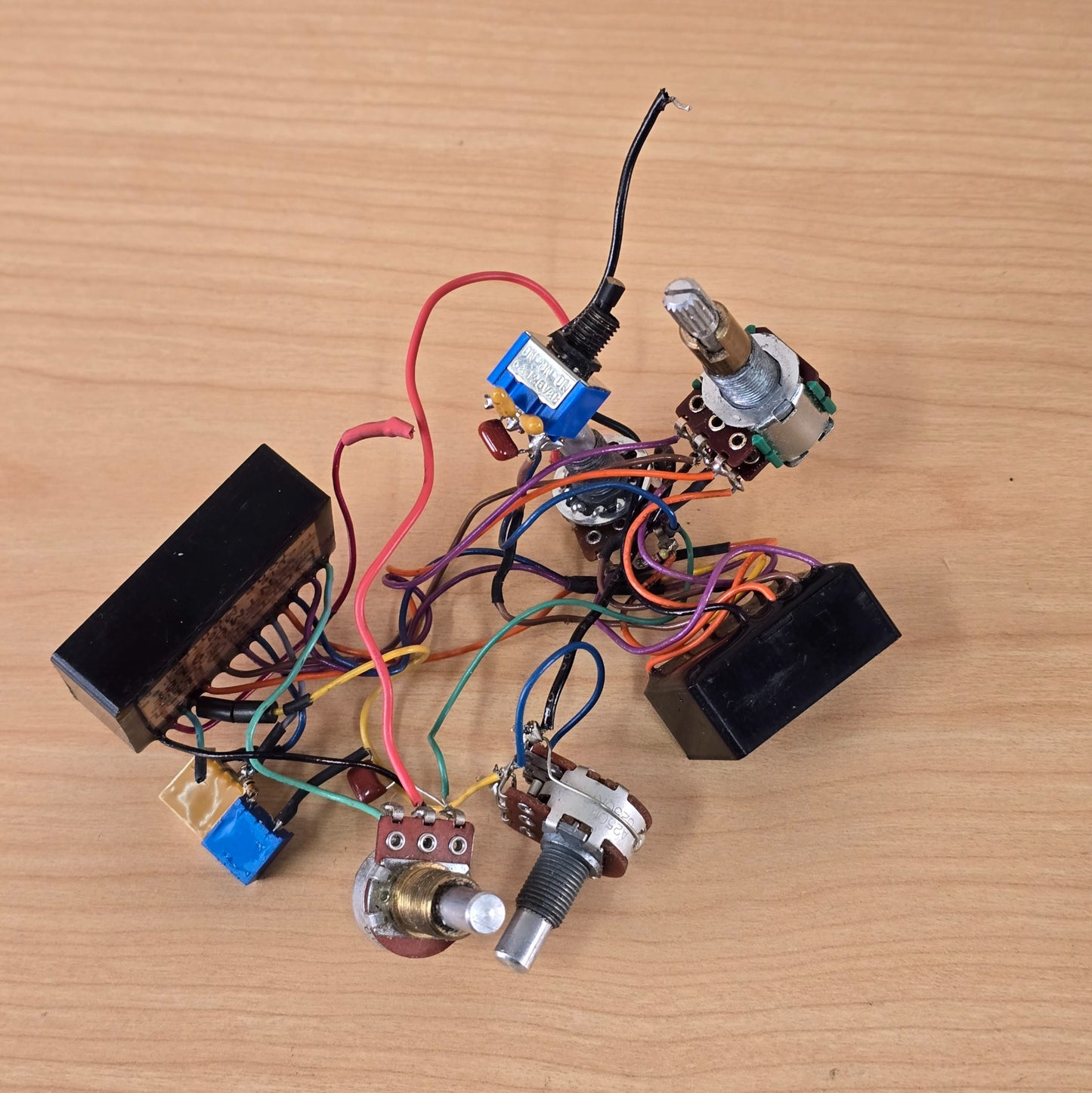 Bartolini NTMB-918F 3-Band Bass Preamp Harness with Pots and Switches