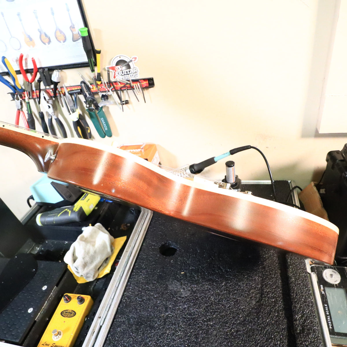 Side profile of mahogany body showing thickness and grain