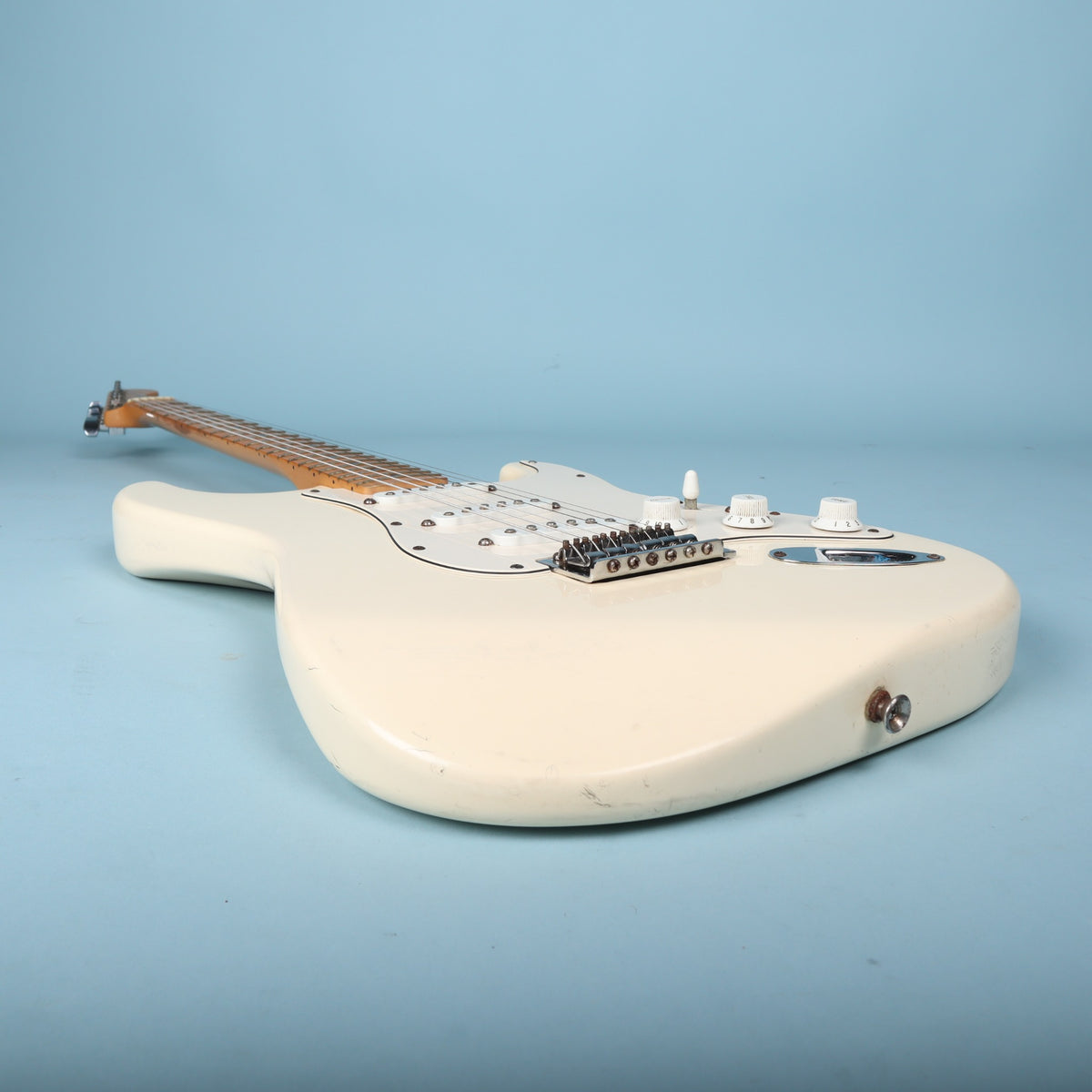 Edge view showing bottom strap button and lower bout finish condition