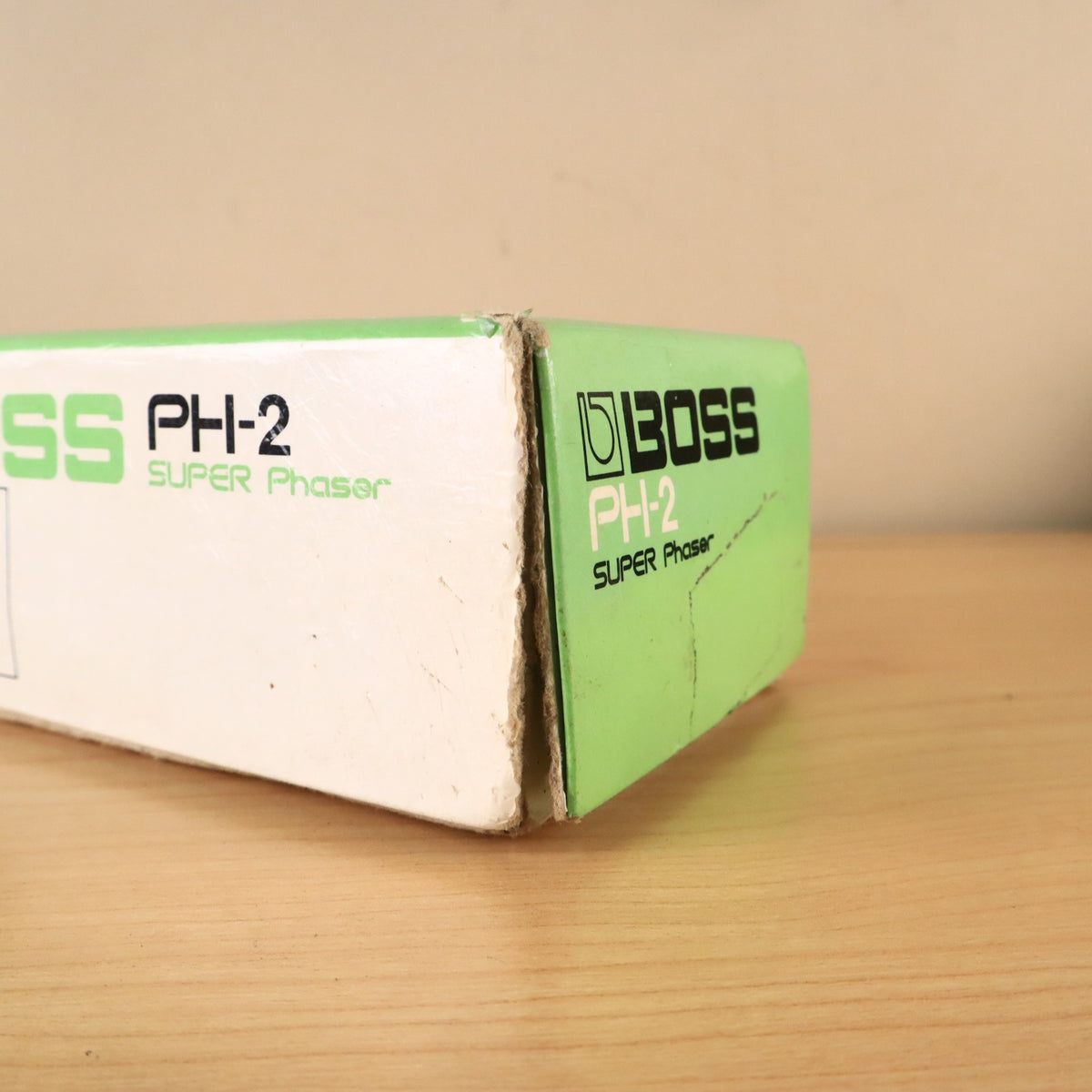 Close-up view of the corner fold and seam on the BOSS PH-2 box.