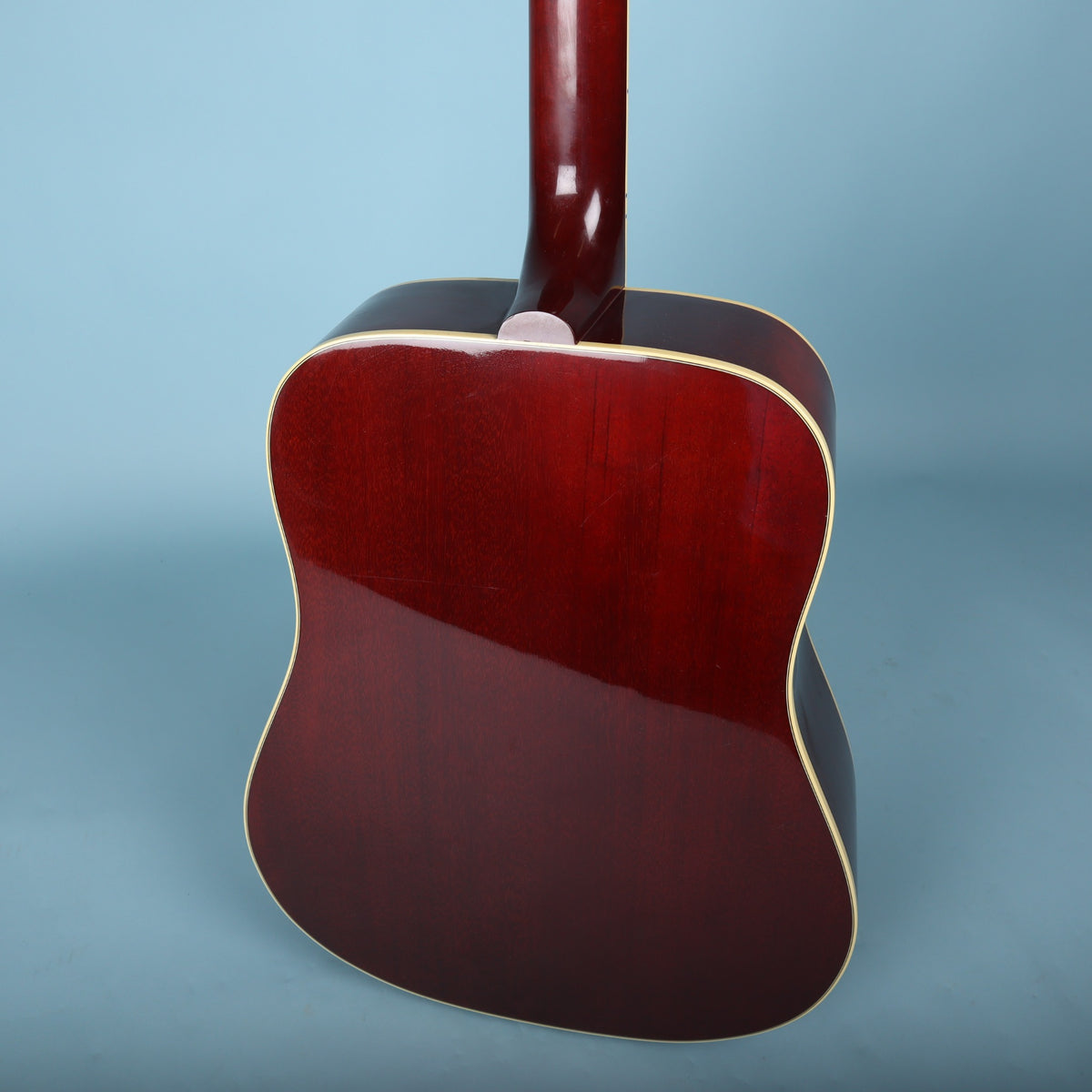 Neck heel joint and upper back view of the acoustic guitar.