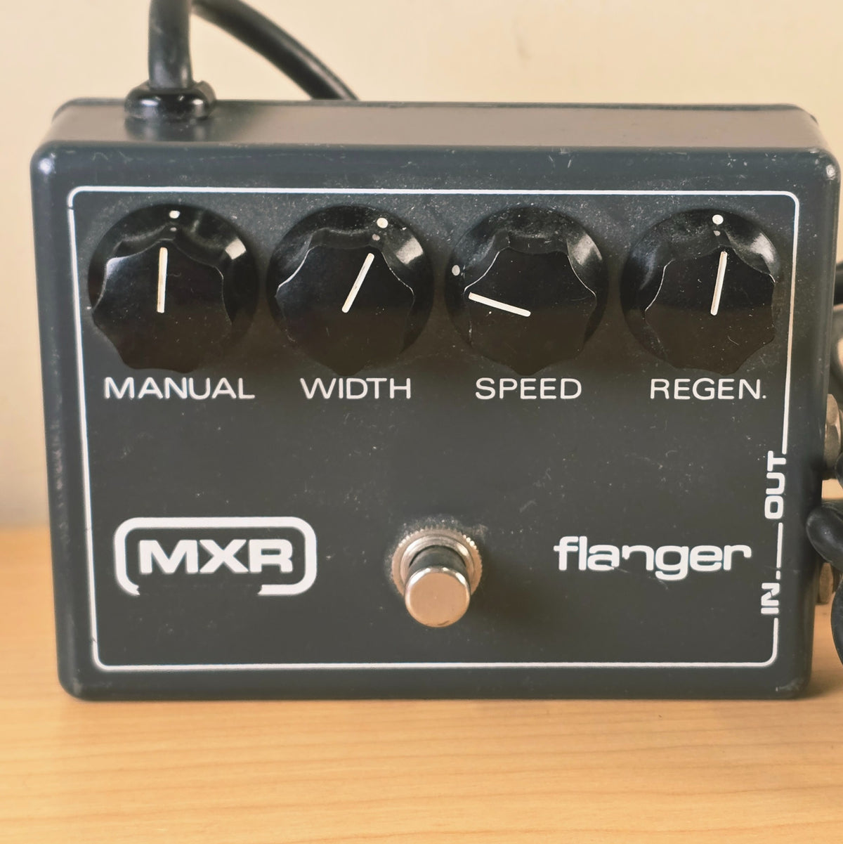 Close-up of front control panel with Manual, Width, Speed, and Regen knobs.