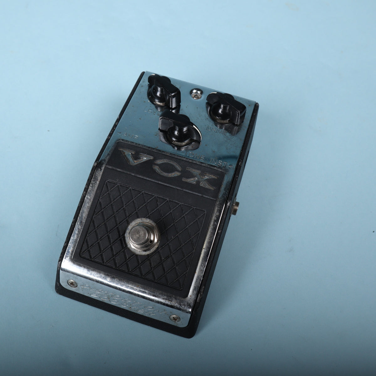 Overhead perspective view showing Drive, Level, and Tone controls