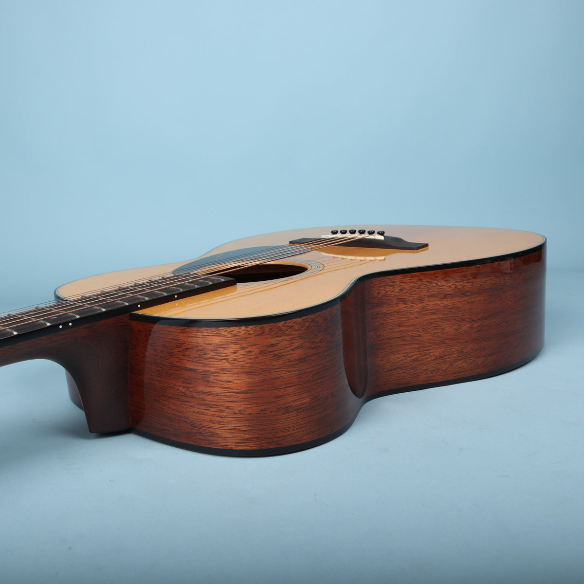 Bass-side profile of the Martin 0-18 body waist.