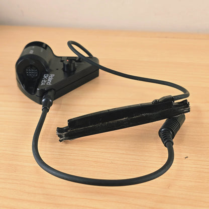 Perspective view of Roland GK-2A controller and divided pickup bar.