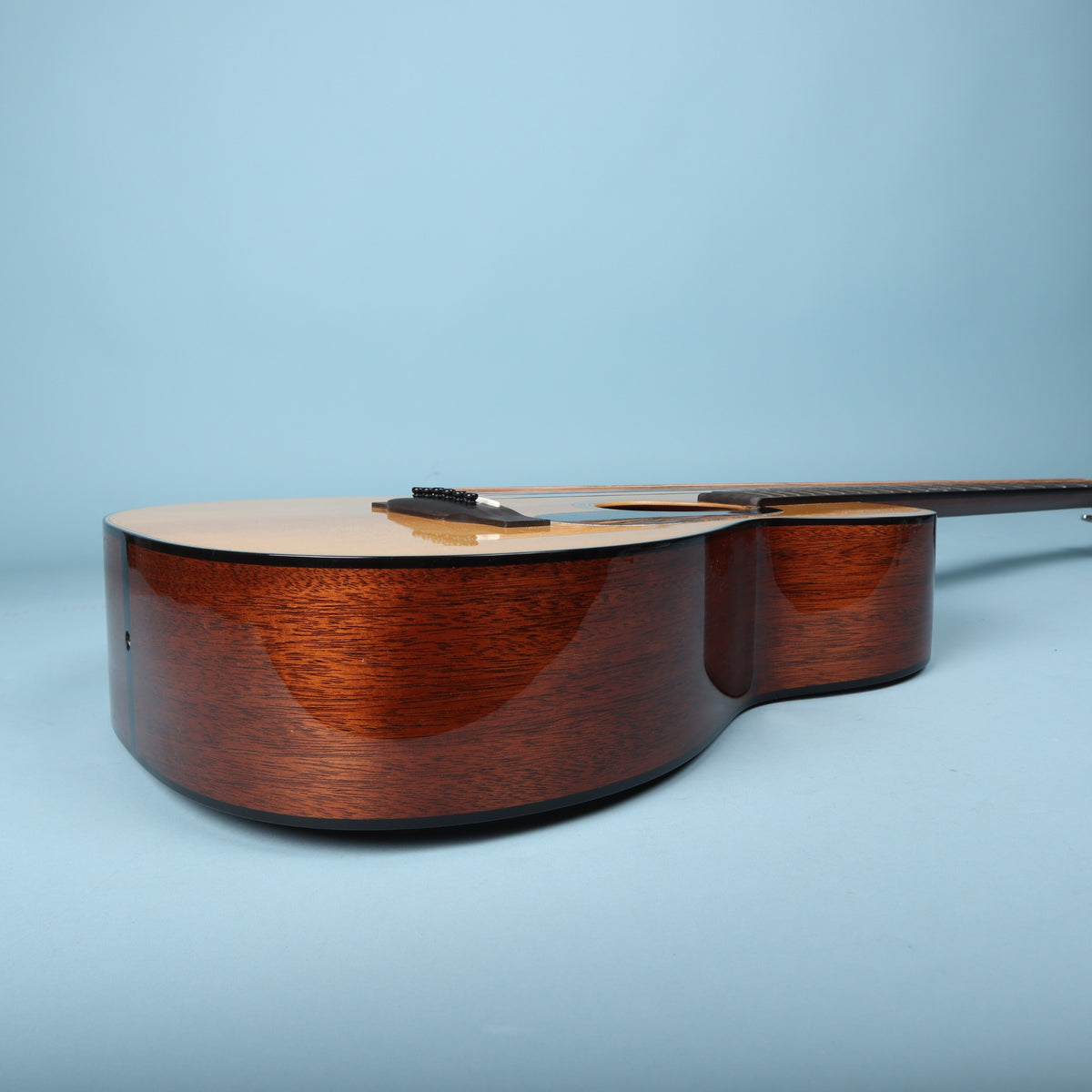 Lower treble-side bout profile of the gloss mahogany rim on the Martin 0-18.