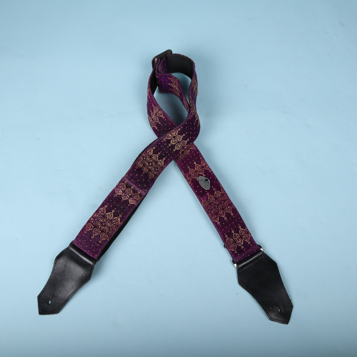 Front view of the strap arranged in an overlapping loop