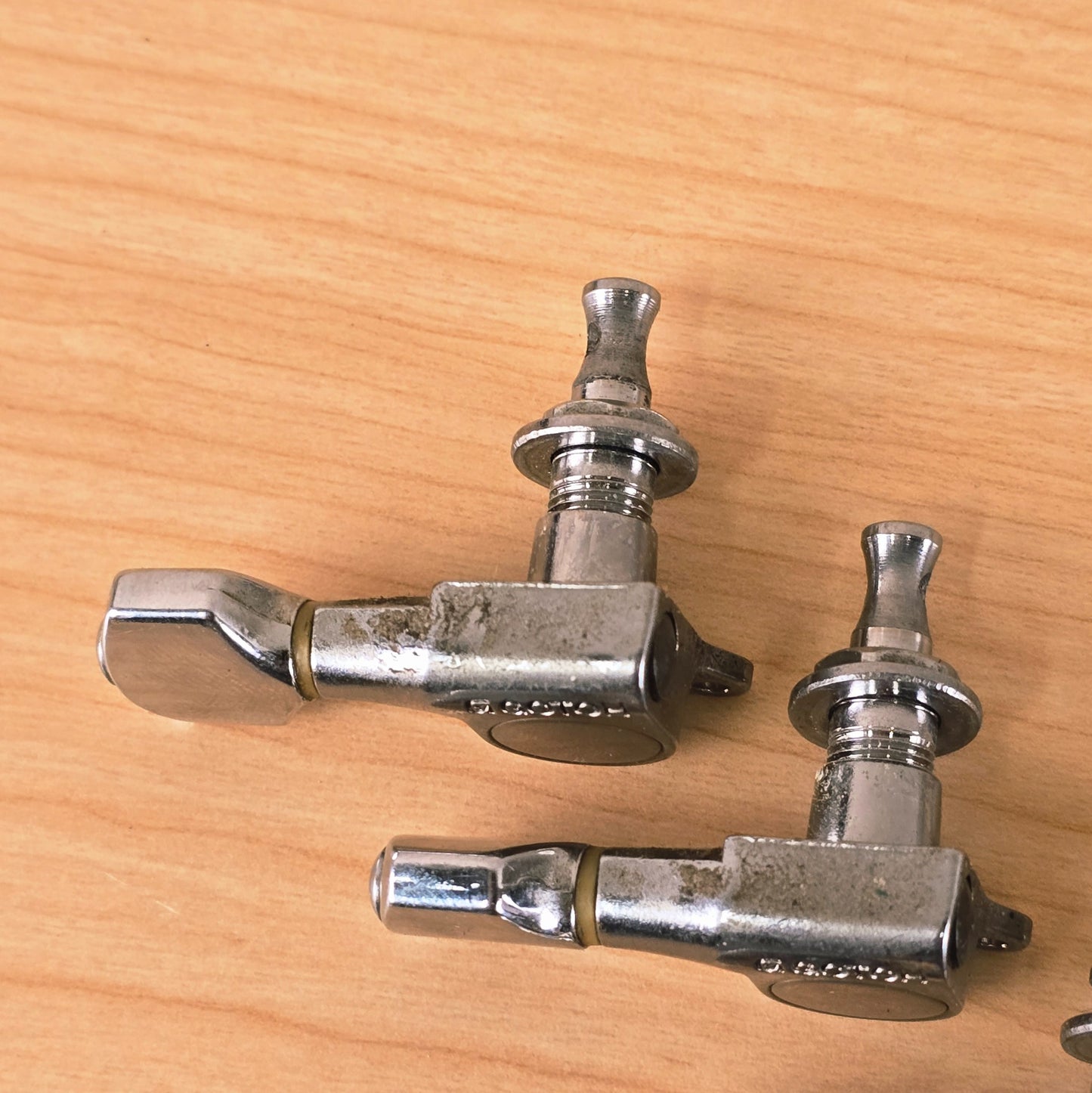 , preview full size image Vintage 1980's Gotoh / Fender 6 In Line Guitar Tuners Single Screw Type